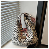 Pbong  Street Style Large Capacity Commuter Tote Bag Women Casual Single Shoulder Fashionable Trendy Leopard Print Handbag